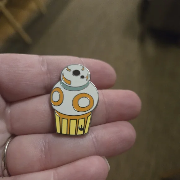 Disney World Wave B Star Wars Cupcake Pin - Picture 2 of 4